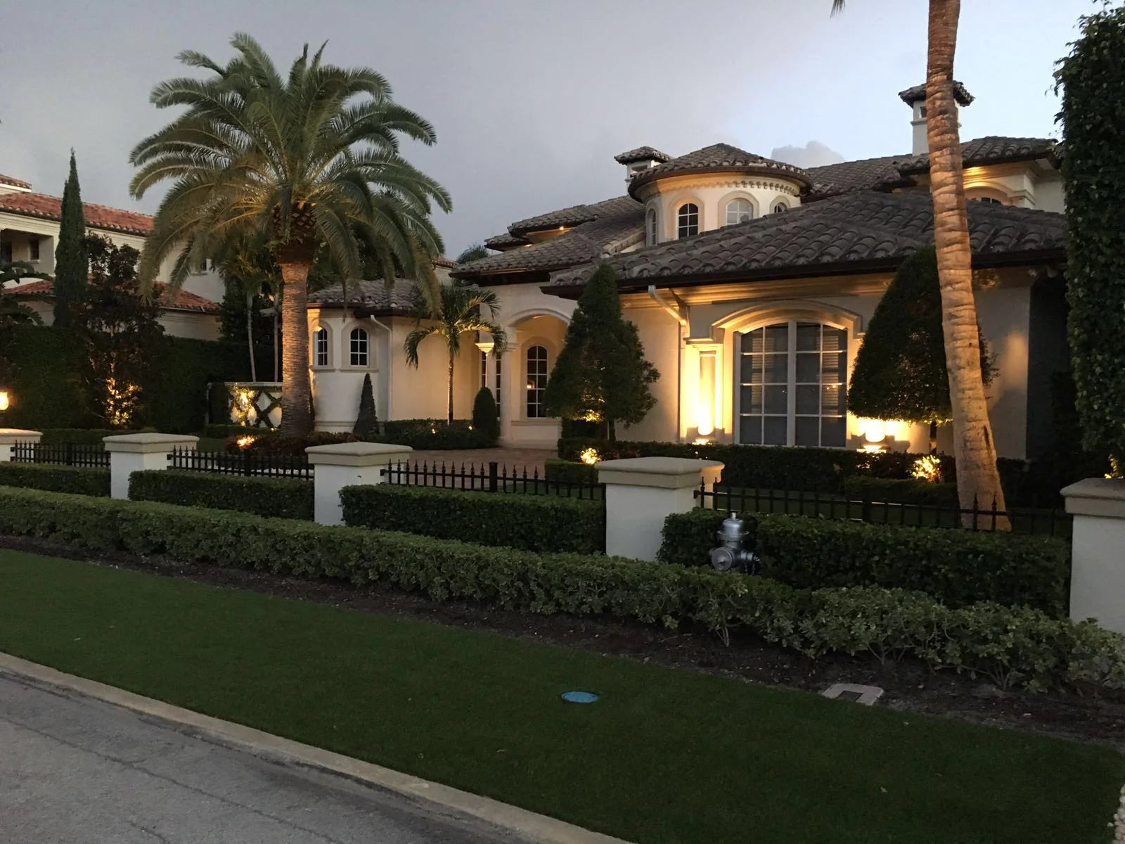 How to Lay Synthetic Turf on Dirt